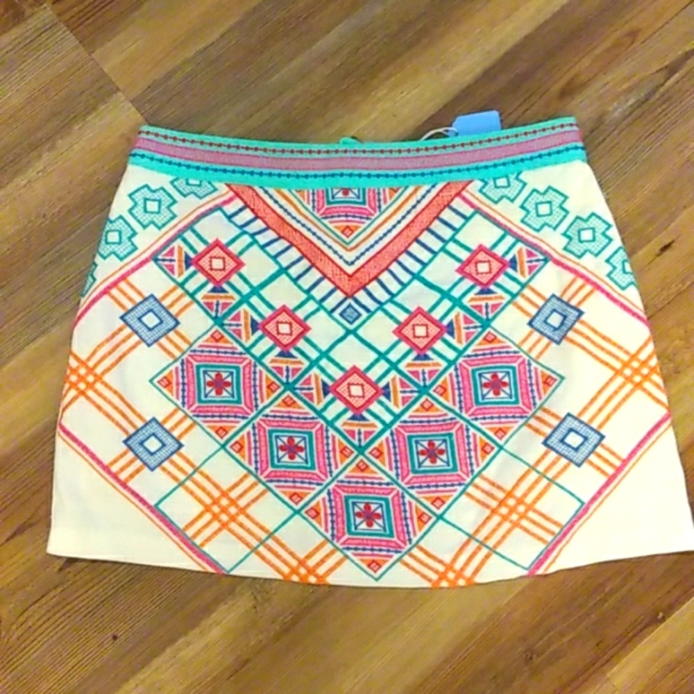 NWT ADORABLE HARPER MINI SKIRT W/ VIBRANTLY COLORED EMBROIDERY PRINT. SZ S